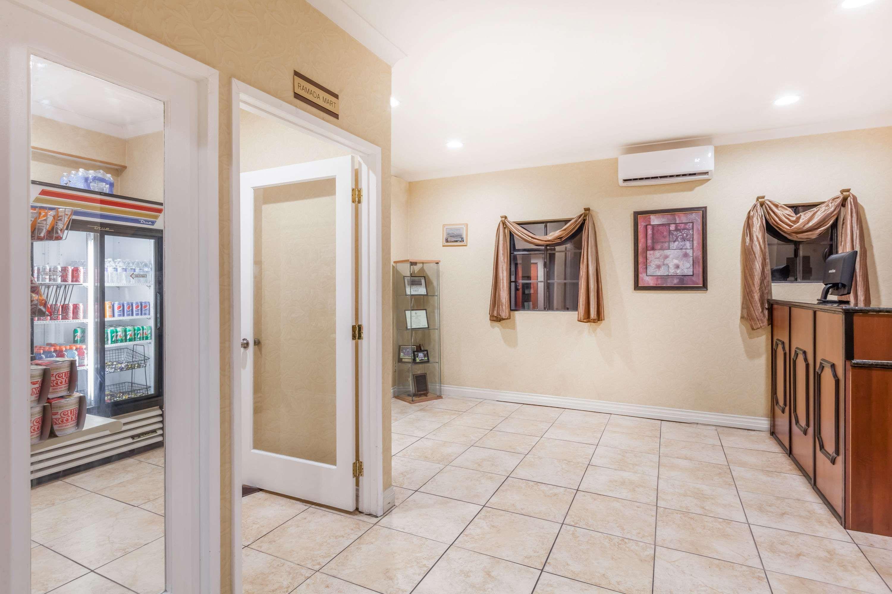 Ramada By Wyndham San Diego Poway Miramar Экстерьер фото