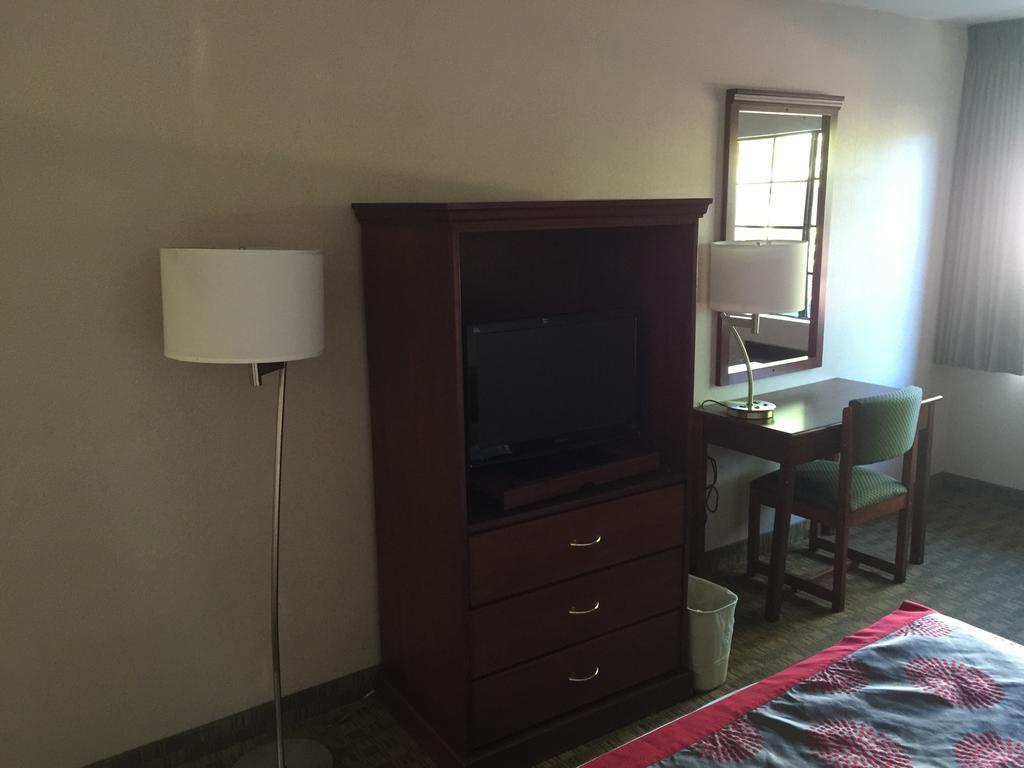 Ramada By Wyndham San Diego Poway Miramar Экстерьер фото